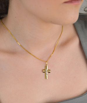 Złota zawieszka krzyżyk z wizerunkiem z dodatkiem białego złota ZA 6352, próba 333. Złota zawieszka w kształcie krzyżyka z wizerunkiem Jezusa. Wykonana z złotego złota z dodatkiem białego złota w wizerunku Jezusa. Ideal (3).JPG